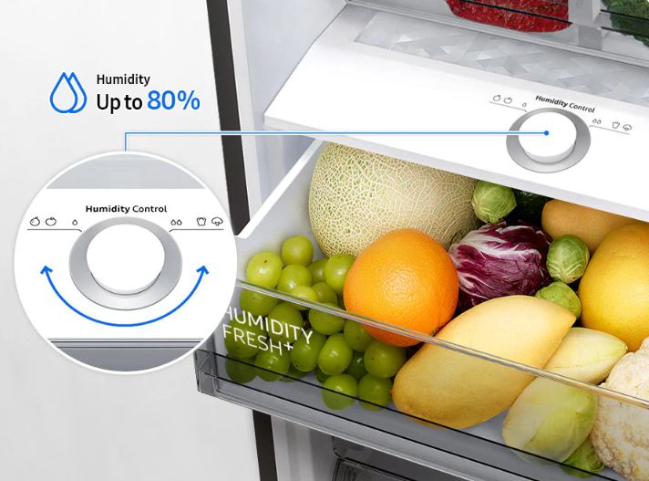 Image d'un réfrigérateur Samsung RB38C600EWW/UA : gros plan sur le tiroir à légumes Humidity Fresh+ avec contrôle d'humidité, rempli de fruits et légumes frais